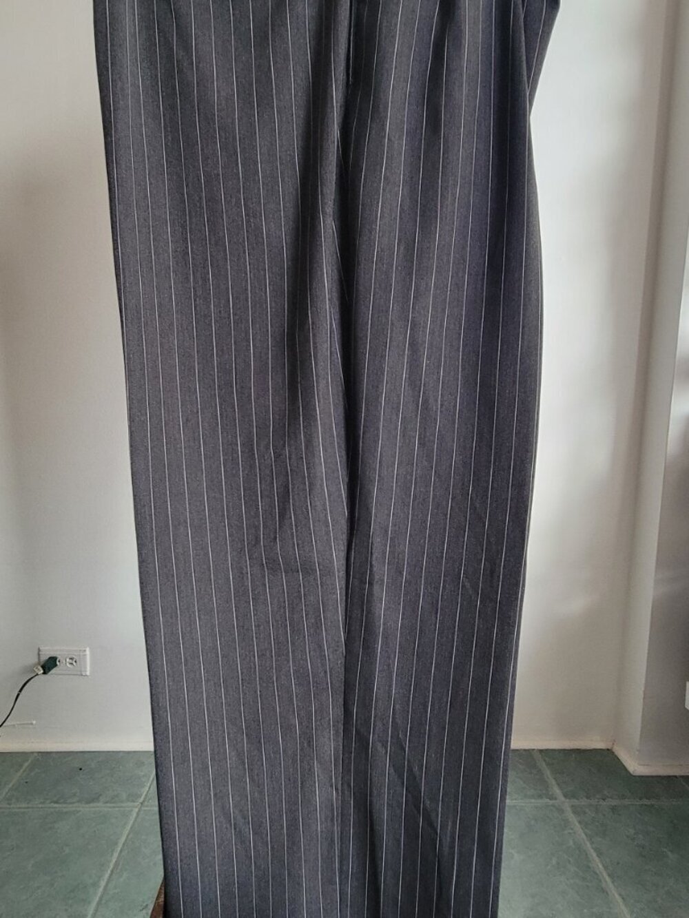 J Ferrar of Italy 3-Piece Charcoal Pinstripe Suit (Size: 42 R /35 W) - Picture 9 of 15